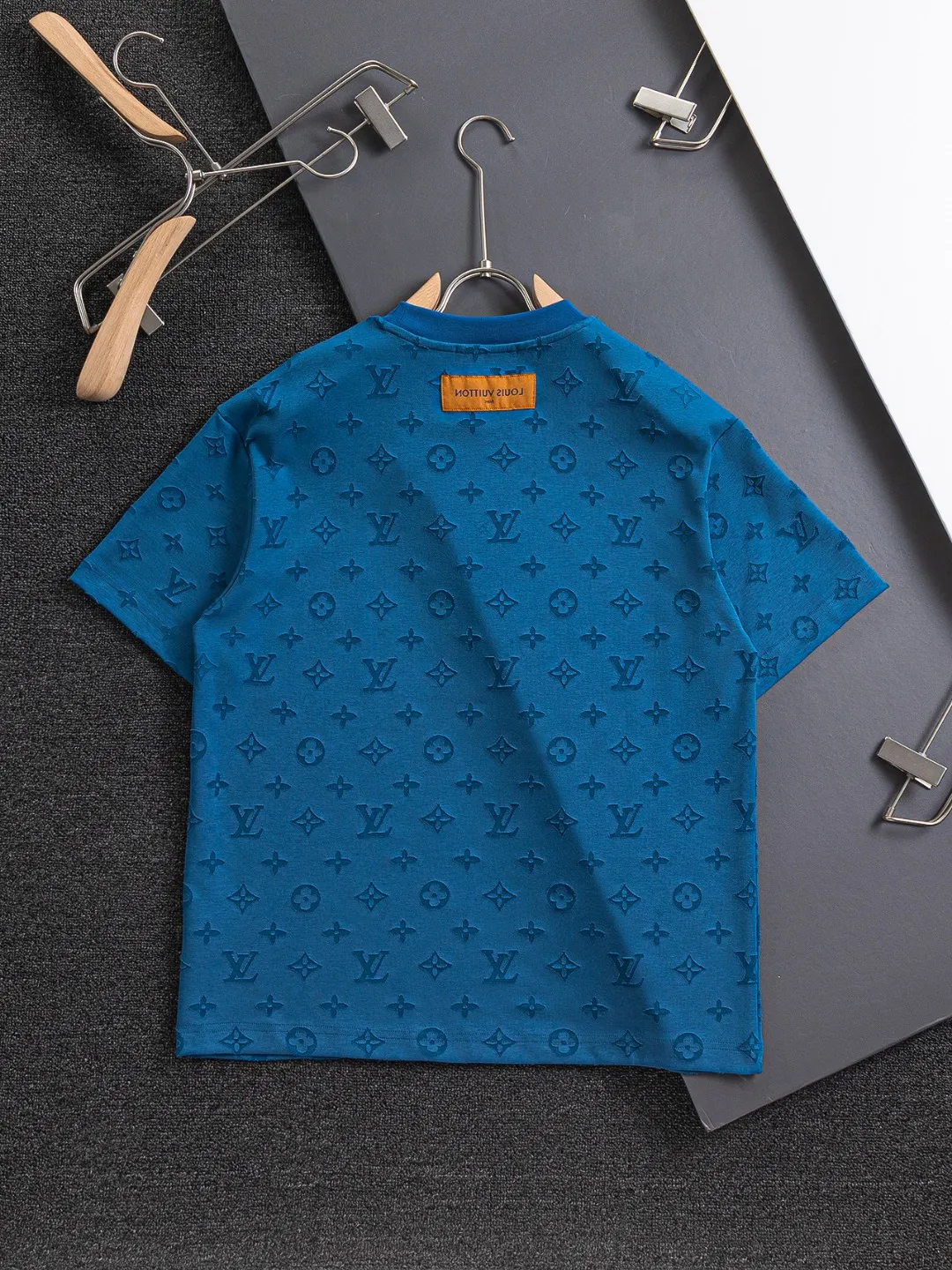 🅿️200 Louis Vuitton 1V Lujia LV slightly wide version S-XL lv 26SS LV new product counter catwalk model, full body cut burnt letter logo heavy craftsmanship, same style for men and women! Short-sleeves are not the same as the general public, but must be unique and eye-catching. This LV short-sleeves is all about quality, comfort, consistent style, fashion, including fabrics and cutting techniques, all of which have been made with great effort! 320 grams of washed pure cotton fabric, pure cotton is breathable, very refreshing and comfortable for daily wear. The rib knitting on the neckline is smooth and tight, and the neckline will not be skewed if you toss it at will. The loose version, you will find that it looks really good on the upper body. The overall is minimalist and neat, super versatile for daily use! Pair it casually with a pair of pants for a youthful look. A T-shirt will make your outfit crazy. It is a fashionable item that can never go wrong! Color: Black White Blue Size: S-XL Size chart: S: Shoulder width 50-Bust 56-Length 70 M: Shoulder width 52-Bust 57-Length 72 L: Shoulder width 54-Bust 59-Length 74 XL: Shoulder width 56-Bust 62-Length 76